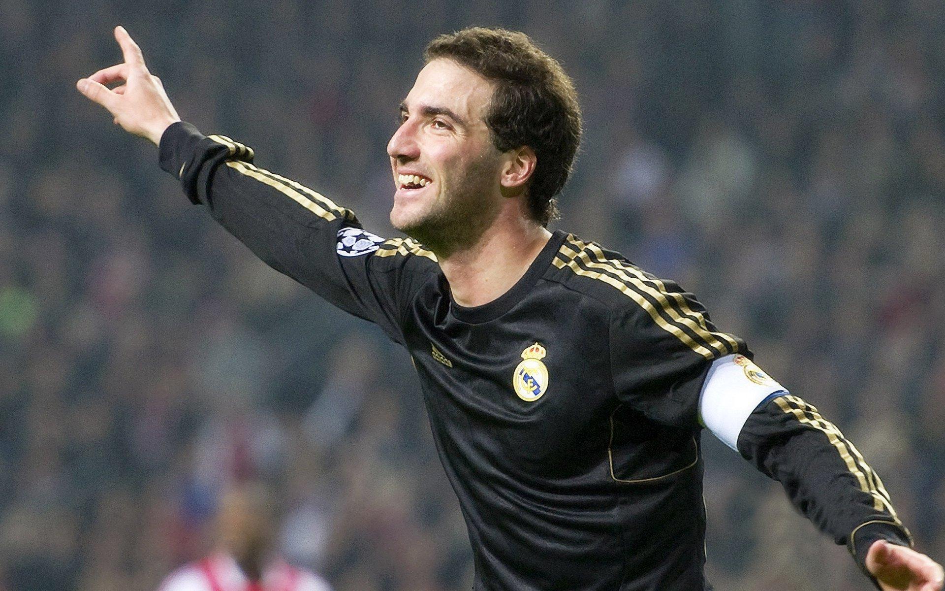 重庆队球员联名致信,自愿放弃部分欠薪,为俱乐部生存与信念而战